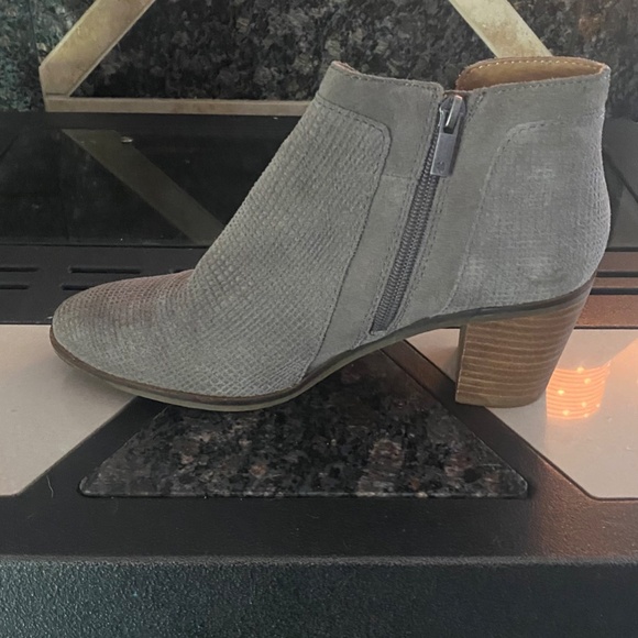 Womens Lucky Brand Ponic Grey Suede Stacked Heel Ankle Boot Womens 9M - Picture 3 of 8